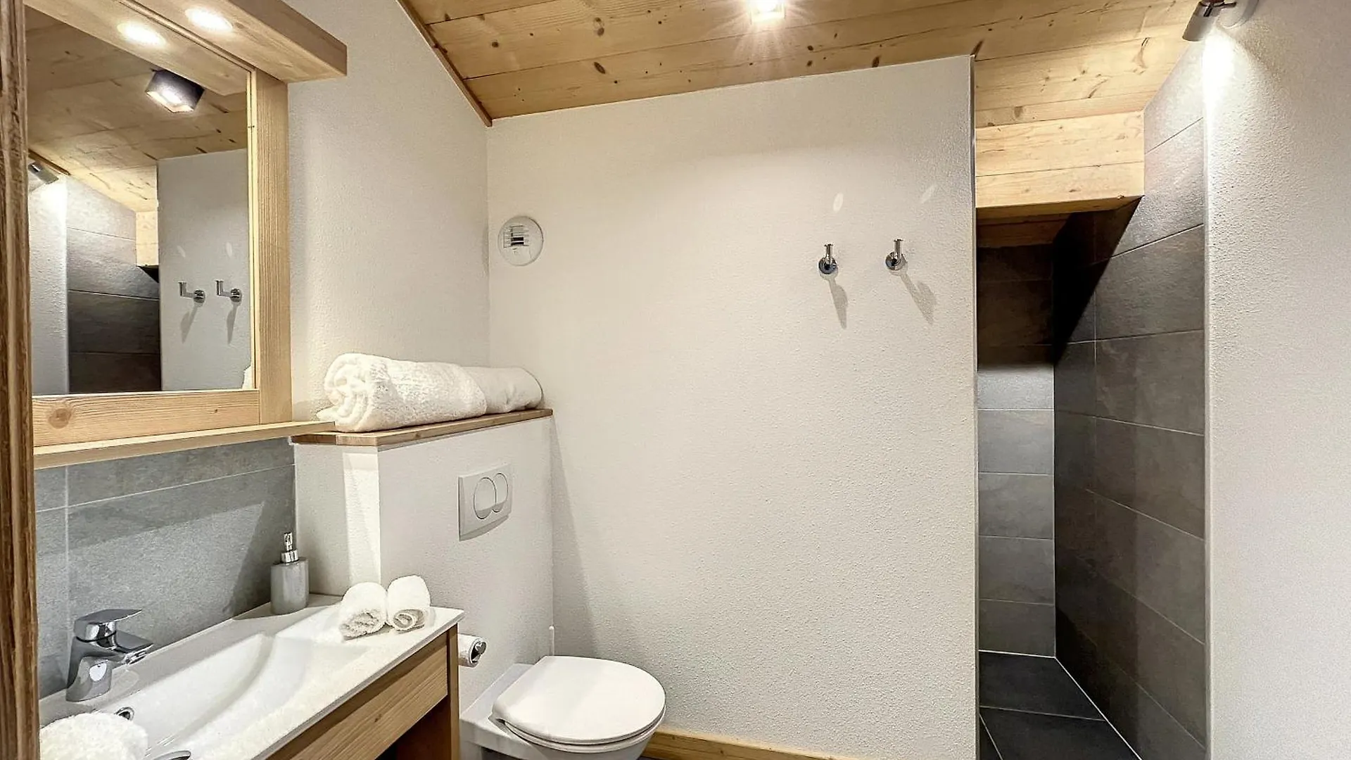 Chalet De Luxe 6 Chambres Avec Piscine Et Bien-Etre A Combloux - Fr-1-560-107 0*,  France